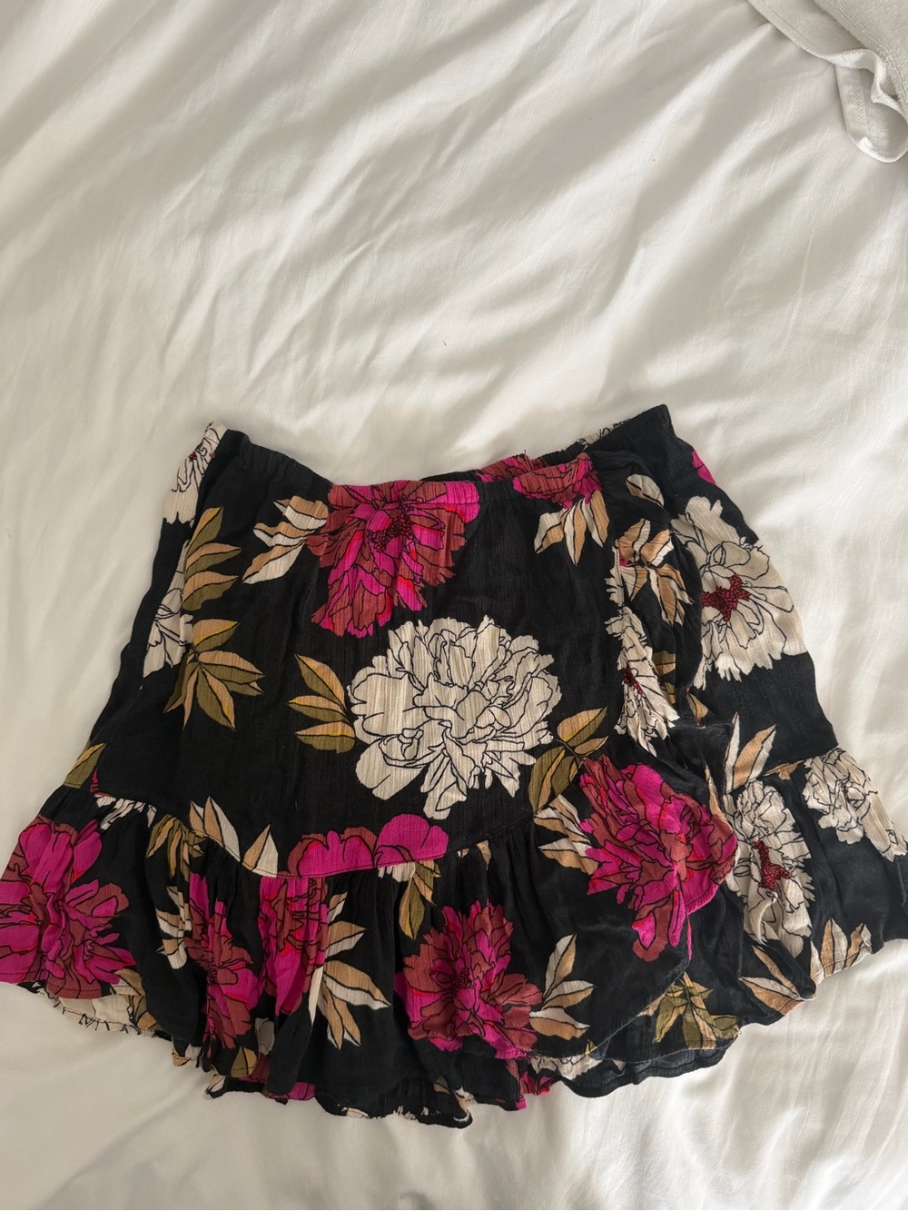 Beachy, sexy faux wrap ruffle skirt. Boho, summery, versatile